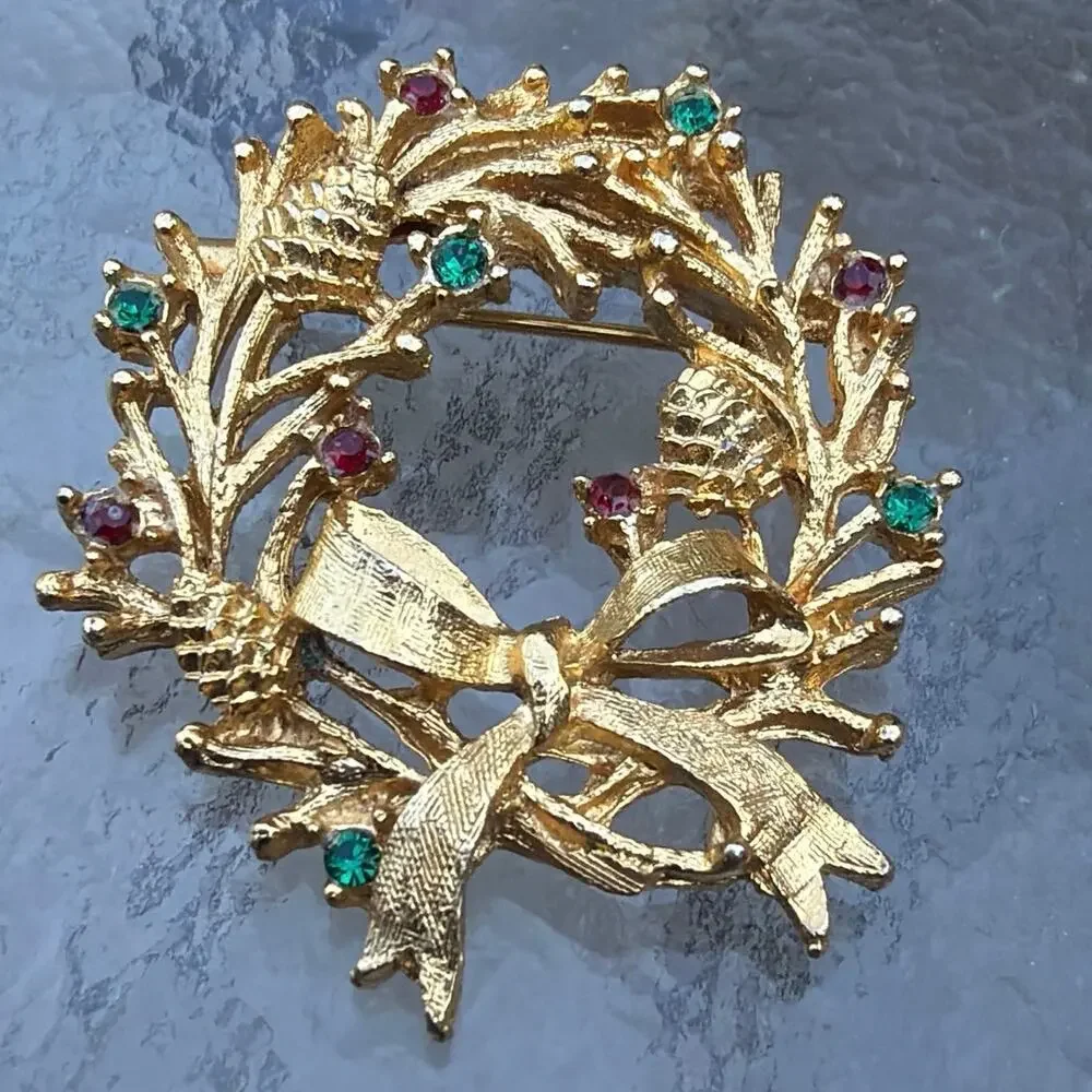 Vintage gold tone Christmas Wreath brooch
